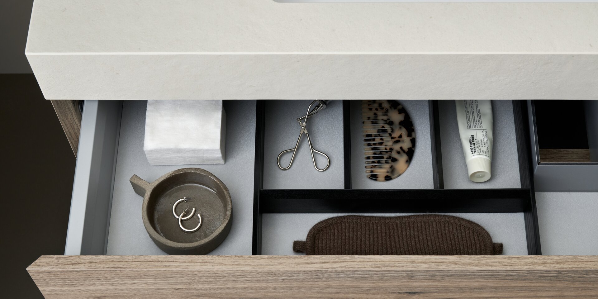 Hochwertige Schubladeneinteilung in Holz schwarz bei der Badmöbelserie Navo von Schweizerbad
